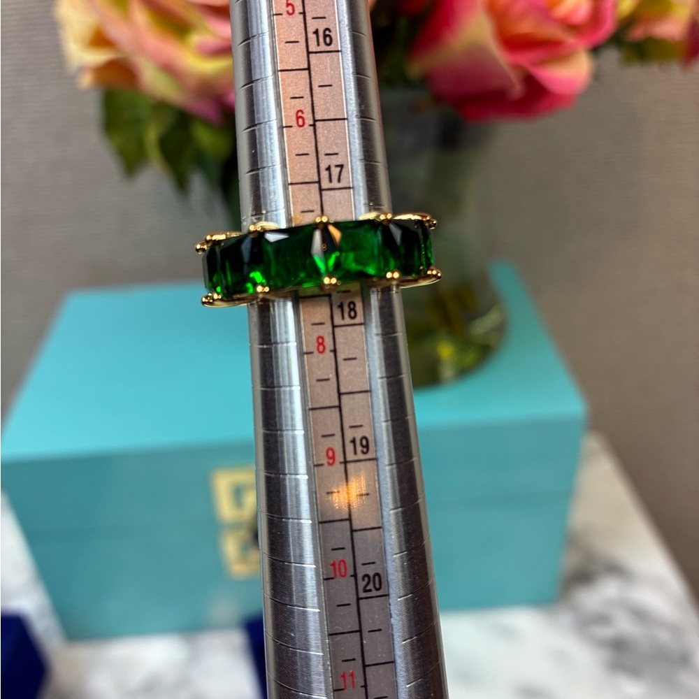 Kurt Geiger London Gold Plated w/ Green Crystals Size 7 Brand New Ring - Picture 6 of 7
